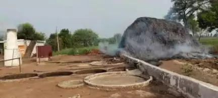 पंडरिया: ग्राम रूसे में एक गुड फैक्ट्री में रखे गन्ने की कूट में लगी भीषण आग, दमकल की टीम ने आग पर पाया काबू