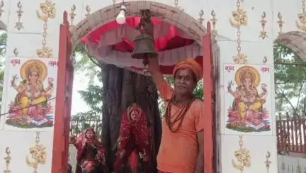 बांसगांव: बेलीपार इलाके के बेला में स्थित समय माता मंदिर से अज्ञात चोरों ने 45 किलो वजन के तीन घंटे चुराए