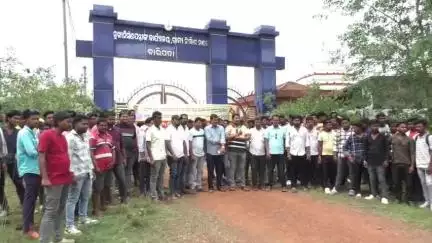 ବାରିପଦା ମ୍ୟୁନିସିପାଲଟି: ମହାଦୁର୍ନୀତି ଅଭିଯୋଗ କରି ବାରିପଦା ଗ୍ରାମ୍ୟ ଉନ୍ନୟନ ମଣ୍ଡଳ ମୁଖ୍ୟ ନିର୍ମାଣ ଯନ୍ତ୍ରୀଙ୍କ କାର୍ଯ୍ୟାଳୟ ଘେରିଲା ଭଞ୍ଜସେନା #jansamasya