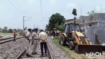 मुंगेर: रेलवे ट्रैक किनारे से 25 अवैध निर्माण जेसीबी से ढहाए गए, जमालपुर रेलवे की जमीन पर RPF ने हटाया अतिक्रमण