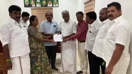 சூளகிரி: அதிமுக அலுவலகத்தில்,  அரசுப்பள்ளிக்கு கழிப்பிட வசதிக்கேட்டு எம்எல்ஏவிடம் மனு வழங்கிய தலைமையாசிரியர்