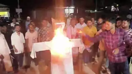 বালিজানা: চহৰৰ ময়লাপথাৰ বজাৰত বিধায়ক একে ৰছিদ আলমৰ পুত্তালিকা দাহ, উচ্ছেদকলৈ বিধায়কে বিতৰ্কিত মন্তব্য কৰিছিল