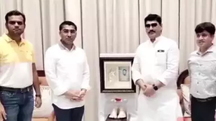 नगर: आमदार धनंजय मुंडे यांची जगताप कुटुंबियाला सांत्वन पर भेट