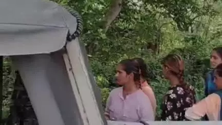 सारठ: पथरड्डा पुलिस ने सिमरामोड़ के पास राहगीरों से ठगी के आरोप में लड़कियों से पूछताछ की, राजस्थान की बताई जा रही हैं