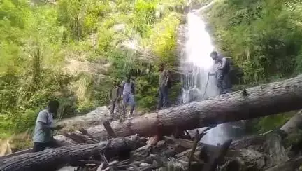 कुल्लू: गर्मी से राहत पाने के लिए जिला कुल्लू के शांगड़ के दवाड़ा प्रकाची झरना देखने पहुंच रहे हैं देश-विदेश के पर्यटक