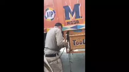 कुरई: मेटेवानी चेकपोस्ट पर ट्रक चालकों ने आरटीओ फ्लाइंग स्क्वाड के कर्मचारी से की मारपीट, वीडियो वायरल
