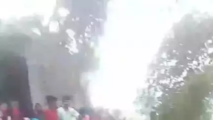 बनमा इटहरी: परसाहा गांव में अज्ञात कारणों से लगी आग, घर और अन्य सामान जलकर राख