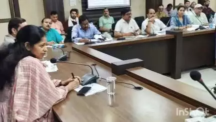 त्योंथर: कलेक्टर का आदेश: त्यौंथर जनपद में आवास योजना के हितग्राहियों के आधार से समग्र ID को 1 हफ्ते में जोड़ें