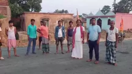 पूर्वी टुंडी: बड़बाद गांव में बजरंगबली मंदिर बिना मुआवजा तोड़े जाने पर ग्रामीणों का आक्रोश, कंपनी के खिलाफ नारेबाजी