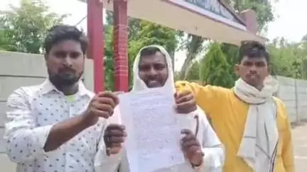 खागा: सुल्तानपुर के देवारा गांव में रेलवे में नौकरी दिलाने के नाम पर ठगी, पीड़ितों ने थाने में शिकायती पत्र देकर लगाई गुहार