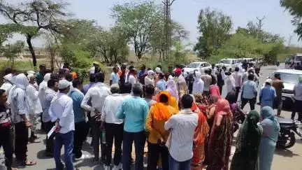केशोरायपाटन: बलकासा में शराब ठेके के सेल्समैन की हत्या के मामले में परिजनों ने मेगा हाइवे पर शव रखकर किया जाम, आश्वासन पर माने