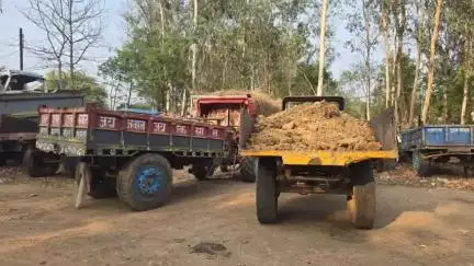 रामपुर नैकिन: ग्राम पड़खुरी में खनिज एवं राजस्व विभाग की संयुक्त कार्रवाई, एक जेसीबी और दो ट्रैक्टर ज़ब्त