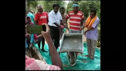 ডেবরা: ধামতোড়ে পথশ্রী প্রকল্পের রাস্তা তৈরীর কাজের শুভ উদ্ধোধন করলেন ডেবরা পঞ্চায়েত সমিতির সভাপতি বাদল চন্দ্র মন্ডল
