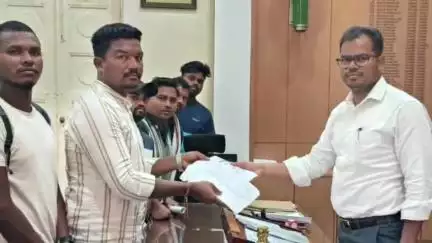 ବାରିପଦା ମ୍ୟୁନିସିପାଲଟି: ଗ୍ରାମ୍ୟ ଉନ୍ନୟନ ବିଭାଗରେ ଦୁର୍ନୀତି ଅଭିଯୋଗ; ଯନ୍ତ୍ରୀଙ୍କୁ ବହିଷ୍କାର ଦାବିକରି ଜିଲ୍ଲାପାଳଙ୍କୁ ତାଙ୍କ ଅଫିସରେ ଦାବିପତ୍ର ଦେଲା ମାସାଆର୍ମୀ