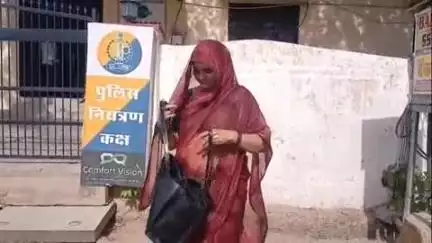 सीकर: फतेहपुरी गेट स्थित गणेश मंदिर में दर्शन करने आई महिला के बैग से सोने के जेवरात चोरी, पुलिस जांच में जुटी