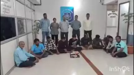 જલાલપોર: ટાઉન પોલીસે 10 જુગારીયાઓને  સરદાર ટાઉનશીપ પાસે આવેલ એપલ રેસીડેન્સી ની સામે ખુલ્લી જગ્યા માંથી ઝડપી પાડ્યા