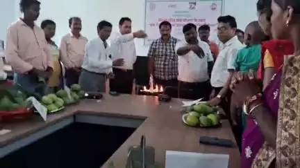 टुंडी: टुंडी प्रखंड कार्यालय में बिरसा हरित ग्राम योजना के तहत आम उत्सव सह बागवानी मेला का उद्घाटन