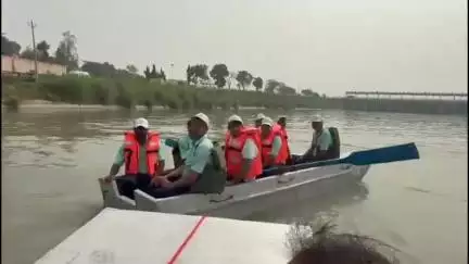 जगाधरी: हथिनीकुंड में बाढ़ राहत प्रशिक्षण शिविर में प्रशिक्षणार्थियों को मोटर बोट व नाव चलाने का प्रशिक्षण दिया गया