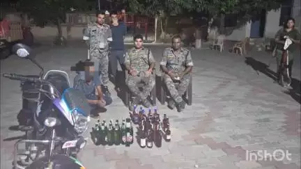 बांके बाज़ार: रौशनगंज पुलिस ने 17 लीटर विदेशी शराब के साथ एक कारोबारी को किया गिरफ्तार, मोटरसाइकिल जब्त