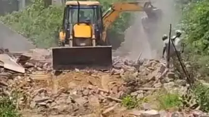 हिसार: डाबड़ा माइनर पर सड़क बनाने के लिए पहले दिन 17 अवैध कब्जे हटाए गए, पुलिस बल तैनात रहा