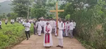 ମୋହନା: ଗଜପତି ଜିଲ୍ଲା ମୋହନା ବ୍ଲକ ପାଲୁକୁଆ ଗାଁରେ ଖ୍ରୀଷ୍ଟିଆନ ଧର୍ମାବଲମ୍ବୀମାନଙ୍କ ଏକ ଚର୍ଚ ଉଦ୍ଘାଟନ ହୋଇଯାଇଛି l