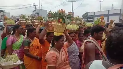 பென்னாகரம்: அளேபுரம் ஸ்ரீ லட்சுமி நரசிம்ம சுவாமி கோவில் பால்குட ஊர்வலம் ஆயிரத்துக்கும் மேற்பட்ட பக்தர்கள் பங்கேற்பு