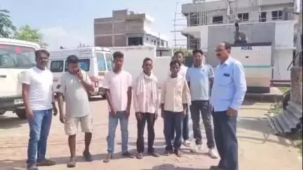 लोहरदगा: सड़क हादसे में मारे गए युवकों के परिजनों से अस्पताल में मिले सांसद के निजी सचिव आलोक साहू