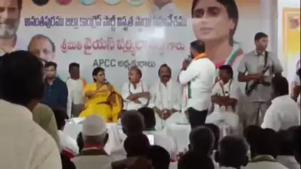 రాయదుర్గం: నియోజకవర్గంలో కాంగ్రెస్ పార్టీ పరిస్థితిపై సమీక్షించిన రాష్ట్రఅధ్యక్షులు షర్మిలరెడ్డి, ఇన్చార్జి కనిపించడం లేదన్న నేతలు