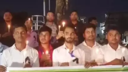 धनबाद/केंदुआडीह: झारखंड राज्य आउटसोर्सिंग कंप्यूटर ऑपरेटर संघ ने मांगों के लिए मेमको मोड से समाहरणालय तक निकाला कैंडल मार्च