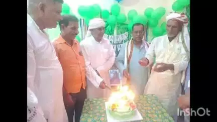 अरवल: पूर्व विधायक रविंद्र सिंह ने कलेर प्रखंड मुख्यालय में लालू प्रसाद यादव का जन्मदिन मनाया