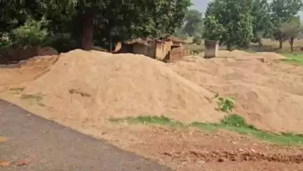 पत्थलगांव: पत्थलगांव क्षेत्र में बरसात से पहले बालू का अवैध भण्डारण, खनिज विभाग नहीं कर रहा कार्रवाई