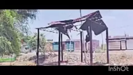 नरसिंहगढ़: बारिश में तिरपाल बांधकर किया जाता है अंतिम संस्कार