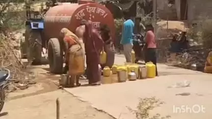 त्योंथर: त्यौंथर नगर परिषद के वार्ड 7 में जल संकट, नगर परिषद द्वारा टैंकर से घर-घर पहुंचाया जा रहा पानी