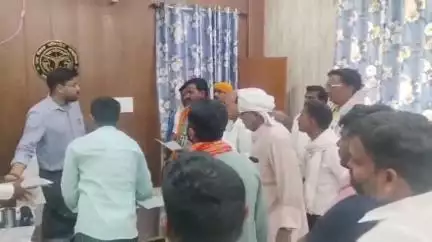 जखनिया: रेवरिया चट्टी के पास हाईवे किनारे नाली और बिजली पोल की कमी से ग्रामीणों में आक्रोश, BJP ने SDM को ज्ञापन सौंपा