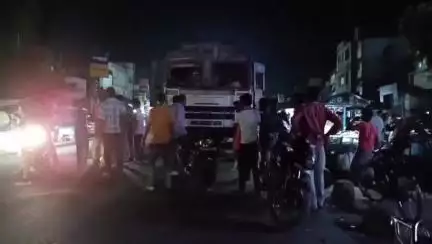গড়বেতা ৩: চন্দ্রকোনা রোডের চৌমাথা এলাকায় দাঁড়িয়ে থাকা প্রাইভেট গাড়ি কে ধাক্কা মারলো লরি, ঘটনাস্থলে পুলিশ