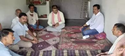 करेली: तेंदूखेड़ा के पूर्व विधायक संजय शर्मा ग्राम खैरी में शोकाकुल परिवारों से मिले, संवेदना व्यक्त की