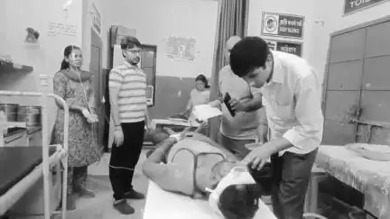 चिड़ावा: भोमपुरा स्टैंड के नजदीक अज्ञात वाहन की टक्कर से बाइक सवार युवक गंभीर रूप से घायल, झुंझुनूं रेफर