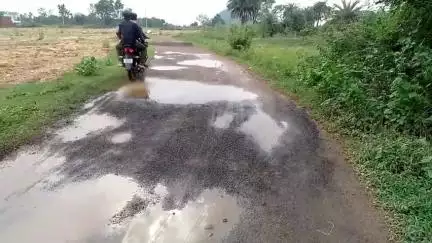 সাঁতুড়ি: পছন্দপুর গ্রামের জুনিয়র হাইস্কুল থেকে মধুকুণ্ডা যাওয়ার রাস্তা বেহাল  সংস্কারের দাবি এলাকাবাসীর