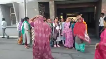 કાળીયાબીડ વિસ્તારમાં પાણી પ્રશ્નને લઈને મહિલાઓ દ્વારા મહાનગરપાલિકા કચેરી ખાતે રજૂઆત કરાય #jansamasya