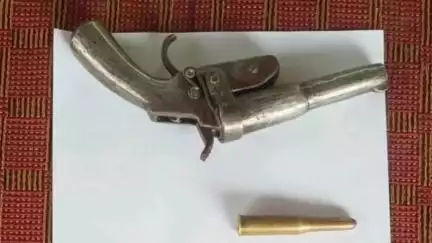 पतरघट: पतरघट थाना पुलिस ने एक अभियुक्त को दो कट्टा और दो कारतूस के साथ गिरफ्तार कर न्यायिक हिरासत में भेजा