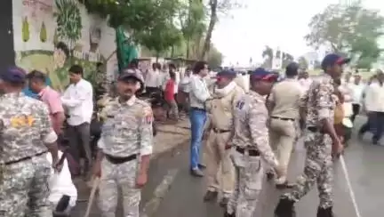 बार्शीटाकळी: मुख्यमंत्री देवेंद्र फडणवीस यांच्या ताफ्याला  प्रहार पक्षाच्या कार्यकर्त्यांनी दाखविले काळे झेंडे.