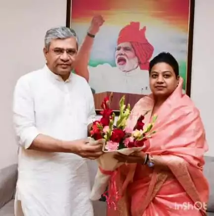 पुष्पराजगढ़: शहडोल सांसद हिमाद्री सिंह ने दिल्ली में रेल मंत्री अश्विनी वैष्णव से मुलाकात की