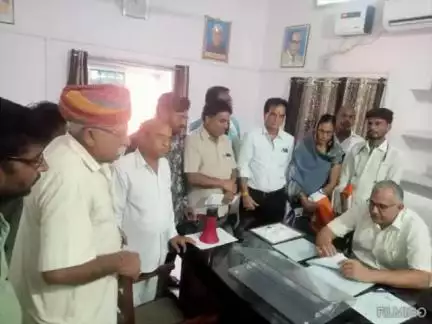 सुजानगढ़: सुजानगढ़ में सुजला महा सत्याग्रह के कार्यकर्ताओं ने सीएम के नाम एडीएम को सौंपा ज्ञापन