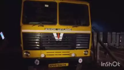 పూతలపట్టు: బండపల్లి సమీపంలో యూటర్న్ తీసుకోవడానికి స్లో చేసిన టిప్పర్ వాహనాన్ని ఢీకొట్టిన బస్సు తప్పిన ప్రమాదం