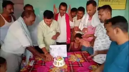 फुल्लीडूमर: सादपुर गांव के मनरेगा भवन में मनाया गया लालू प्रसाद यादव का जन्मदिवस
