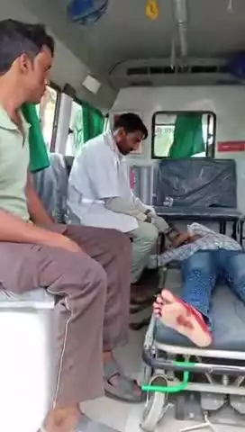 फतेहपुर: असोथर के नरैनी रोड मनावां के समीप अनियंत्रित बाइक पेड़ से टकराई, दंपति सहित 3 लोग हुए घायल, डॉ. ने किया रेफर