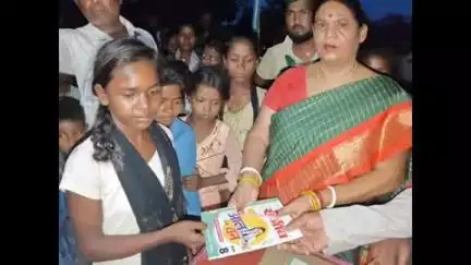 बाराचट्टी: पूर्व विधायक समता देवी ने गूलरवेद में राजद सुप्रीमो श्री लाल यादव का जन्मदिन केक काटकर मनाया