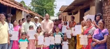 केरेडारी: केरेडारी प्रखंड के बुंडू पंचायत के बिरहोर टोला में जन्म प्रमाण पत्र वितरण एवं आधार कैंप लगा