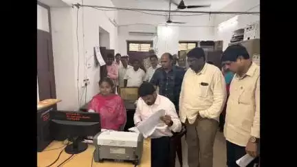 ఆచంట: మార్టేరు, జగన్నాధపురం పుంత లేఅవుట్ విచారణకు సంబంధించి తహసిల్దార్ల బృందంతో జాయింట్ కలెక్టర్ రాహుల్ కుమార్ రెడ్డి సమీక్ష