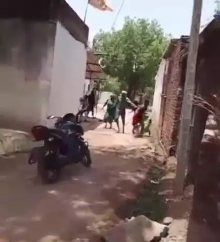 टीकमगढ़: टीकमगढ़ जिले में दो पक्षों के बीच मारपीट, सोशल मीडिया पर वीडियो वायरल